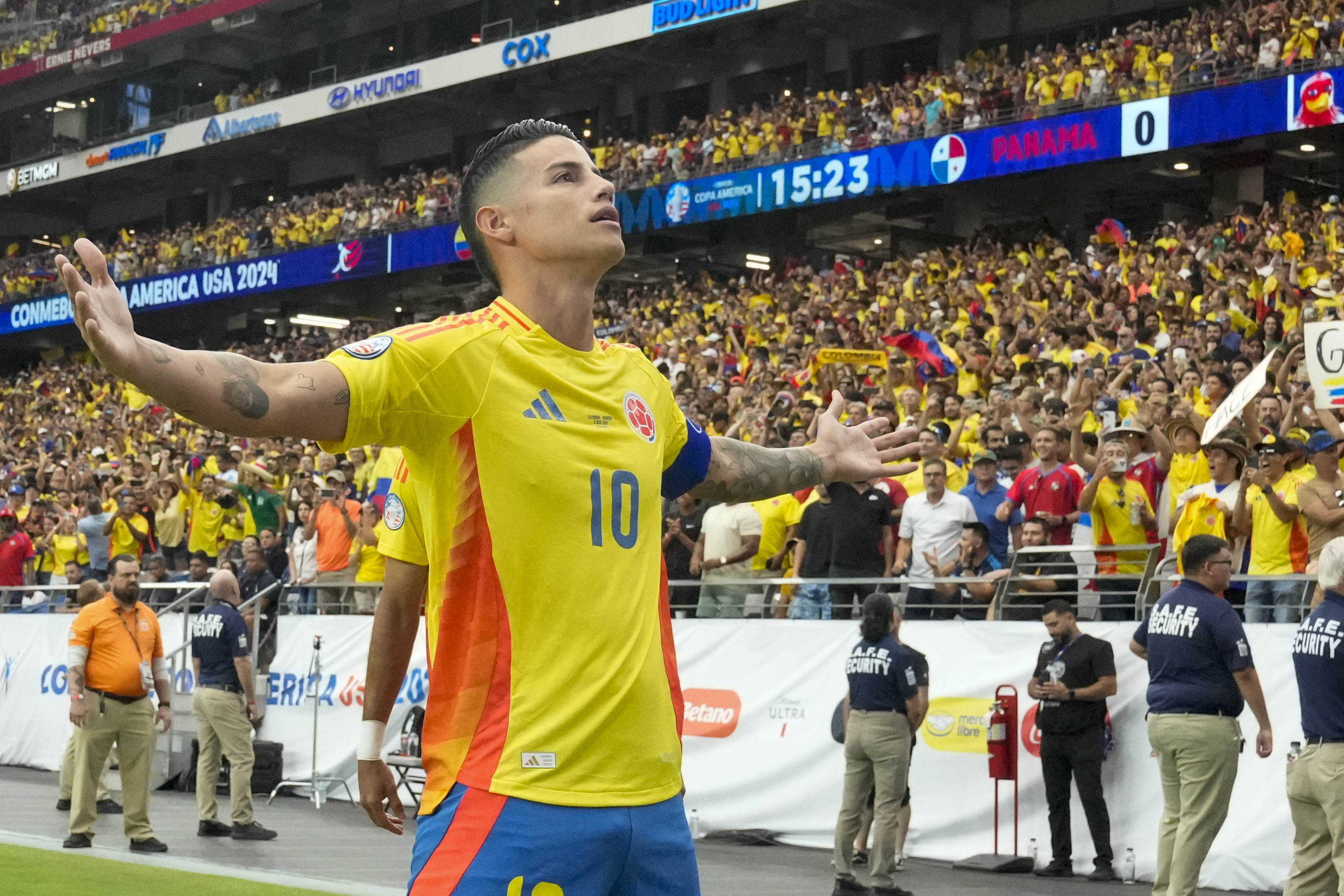 Colombia's James Rodriguez celebrates scoring his side's 2nd goal from the penalty spot against Panama during a Copa America quarterfinal soccer match in Glendale, Ariz., Saturday, July 6, 2024. 