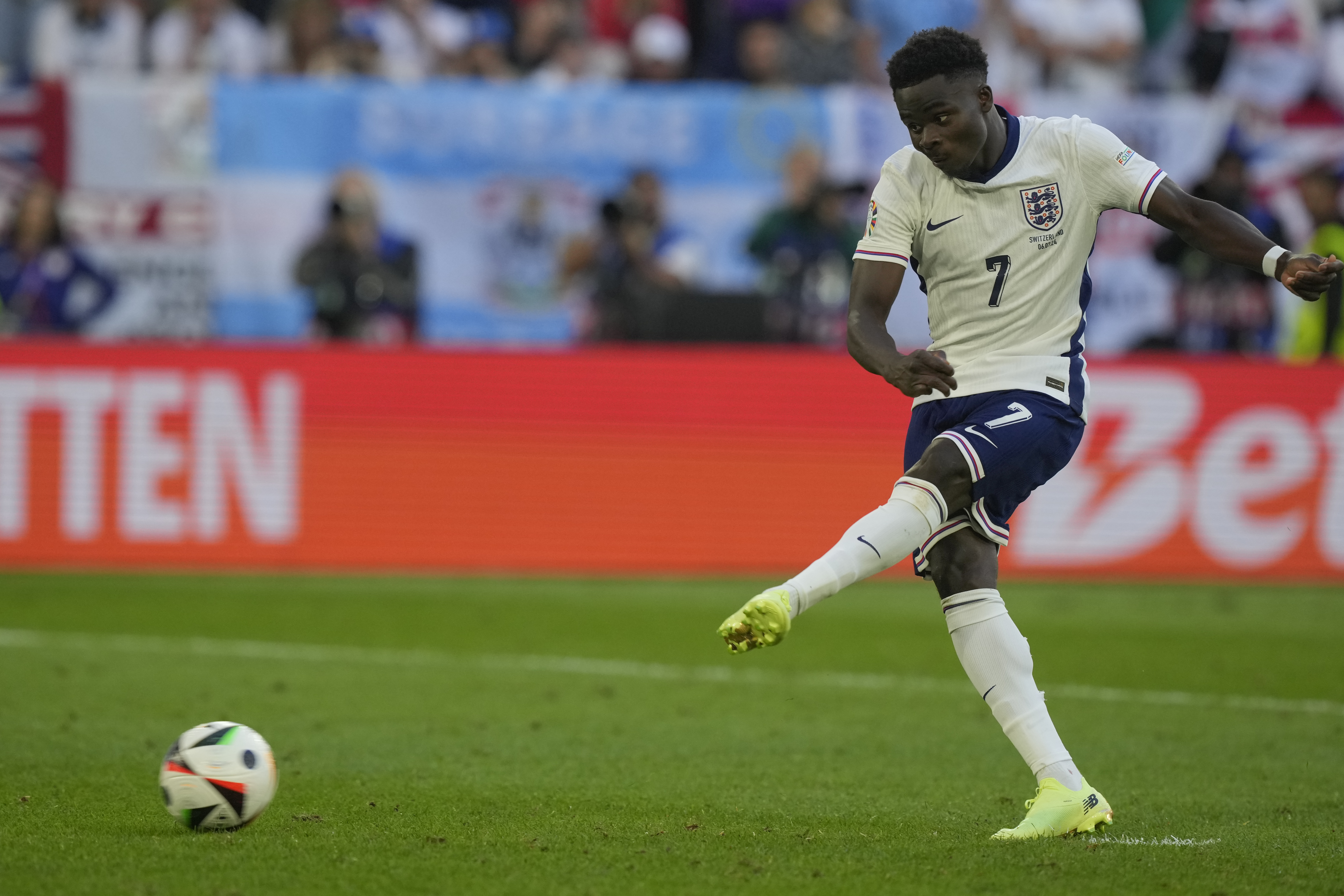 England's Bukayo Saka scores during the penalty shootout of a quarterfinal match between England and Switzerland at the Euro 2024 soccer tournament in Duesseldorf, Germany, Saturday, July 6, 2024. 