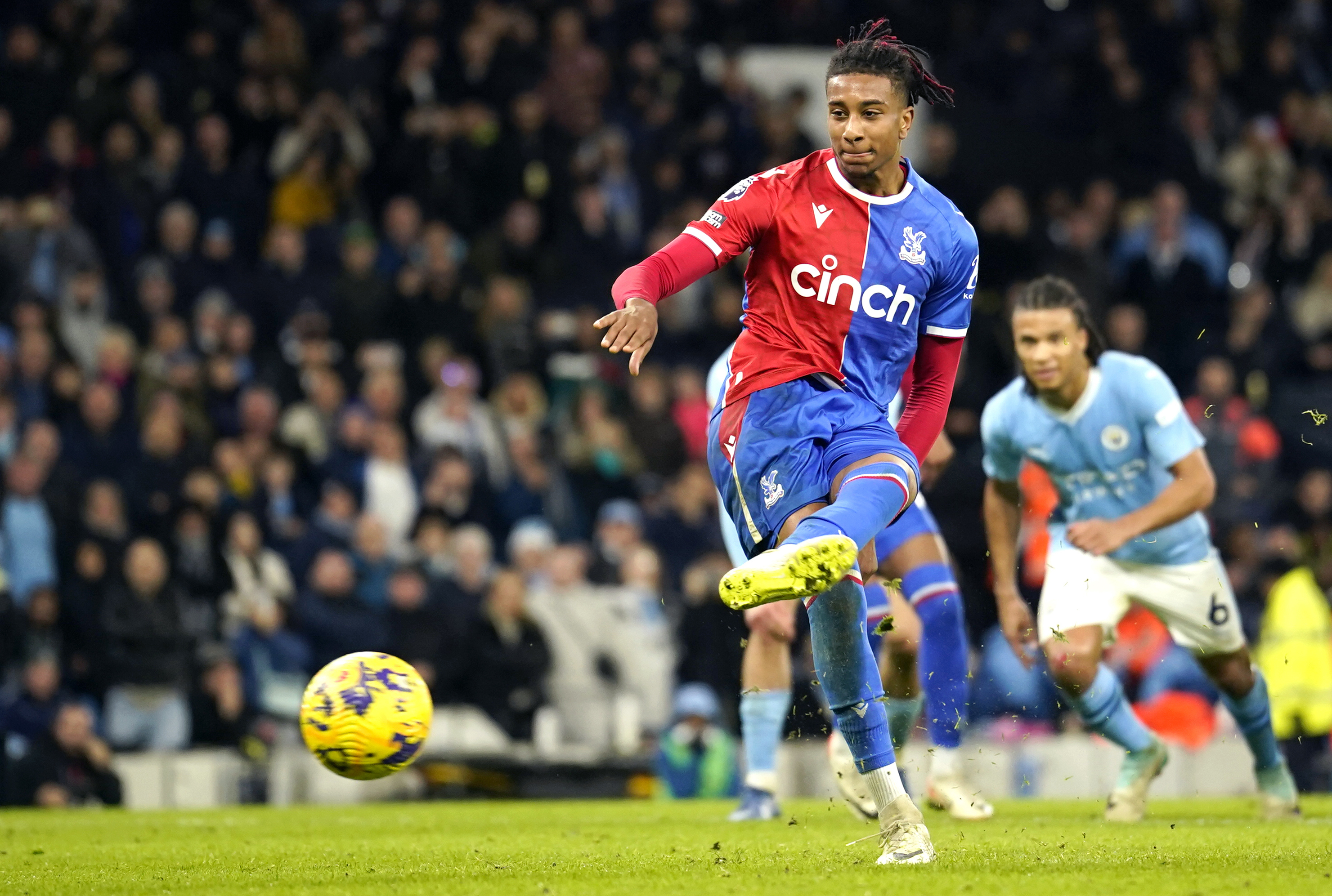 FILE - Crystal Palace's Michael Olise shoots a penalty kick to score during the English Premier League soccer match between Manchester City and Crystal Palace at the Etihad Stadium in Manchester, England, Dec.16, 2023. Bayern Munich signed Olise on Sunday, July 7, 2024 in a search for “new ideas” after its first season without a trophy in 12 years. 