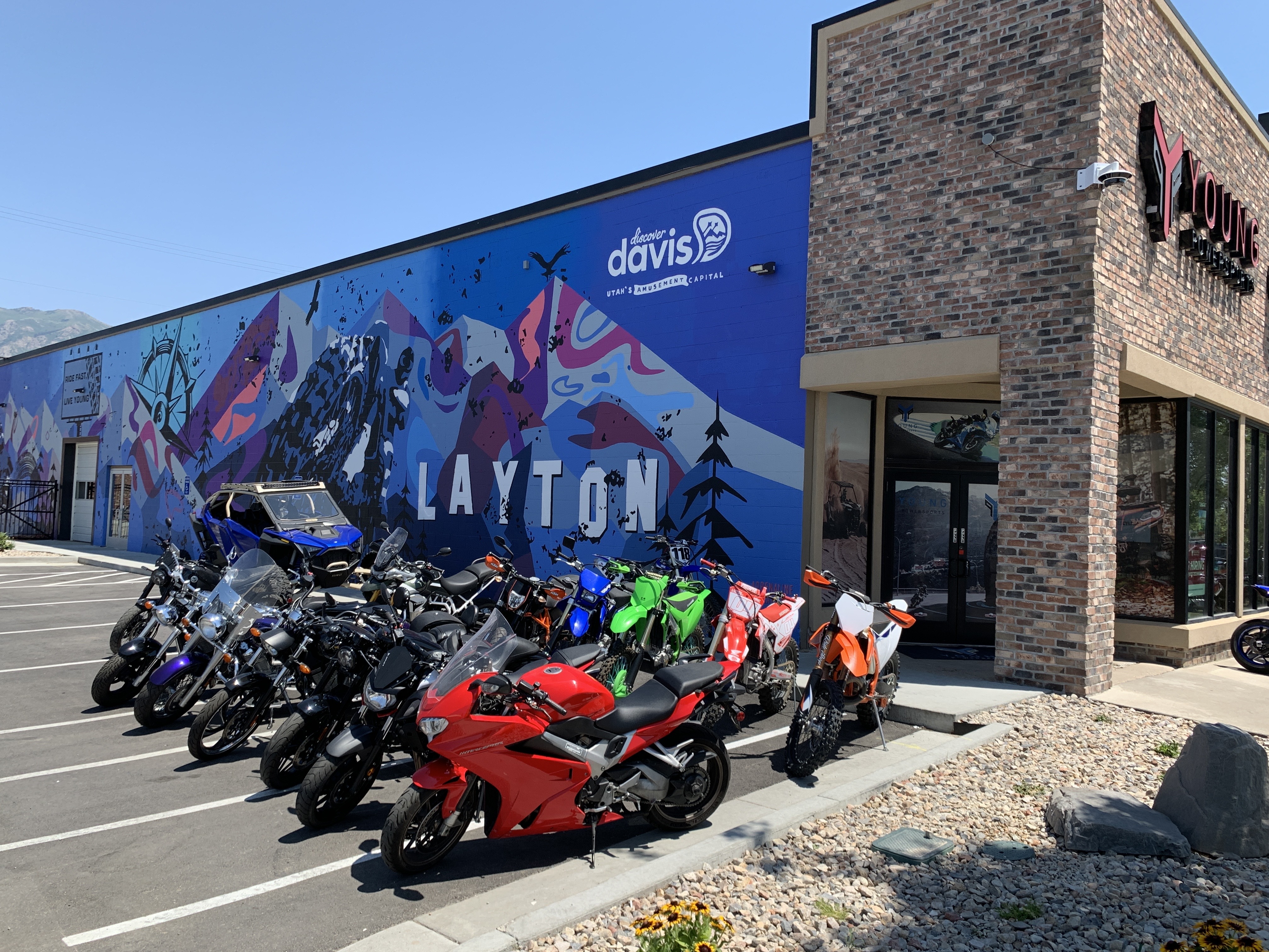 New iconic artwork created on Utah dealership's facility 