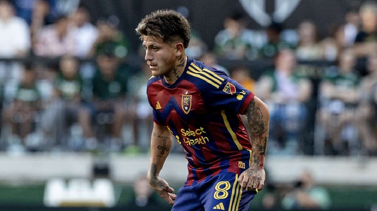 Diego Luna dribbles the ball against the Portland Timbers.