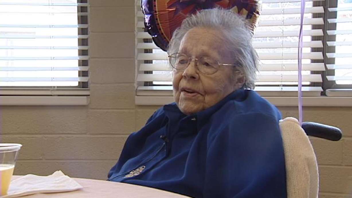 Elma Farnsworth, Widow of Television Pioneer, Dies at 97