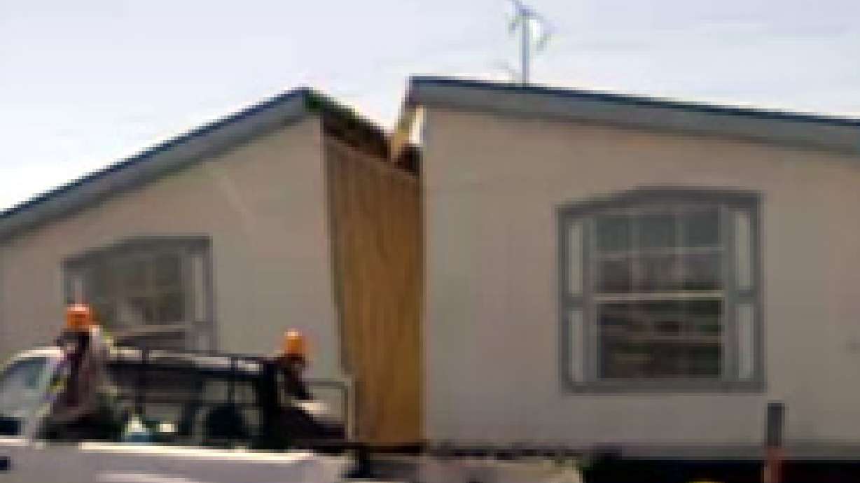 Close Call for Men Moving Mobile Home