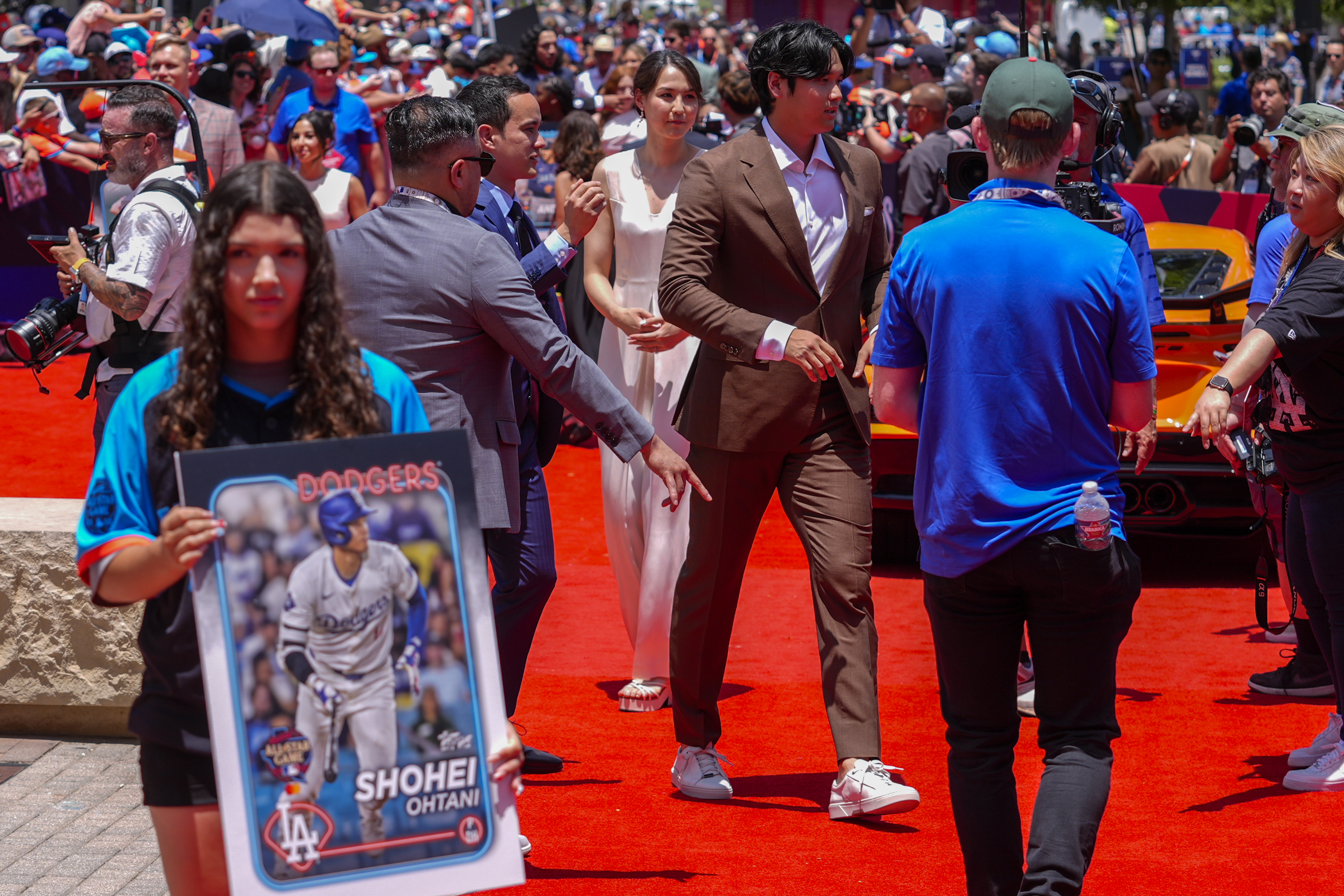 Los Angeles Dodgers' Shohei Ohtani, center, walks with his wife Mamiko Tanaka during the baseball All-Star Game red carpet show, Tuesday, July 16, 2024, in Arlington, Texas. 