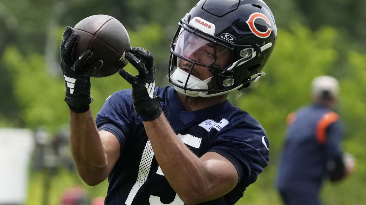 FILE - Chicago Bears wide receiver Rome Odunze catches a ball during practice at the NFL football team's minicamp in Lake Forest, Ill., Tuesday, June 4, 2024. The Chicago Bears and rookie receiver Rome Odunze agreed Tuesday, July 16, to a four-year contract that includes an option for the 2028 season.