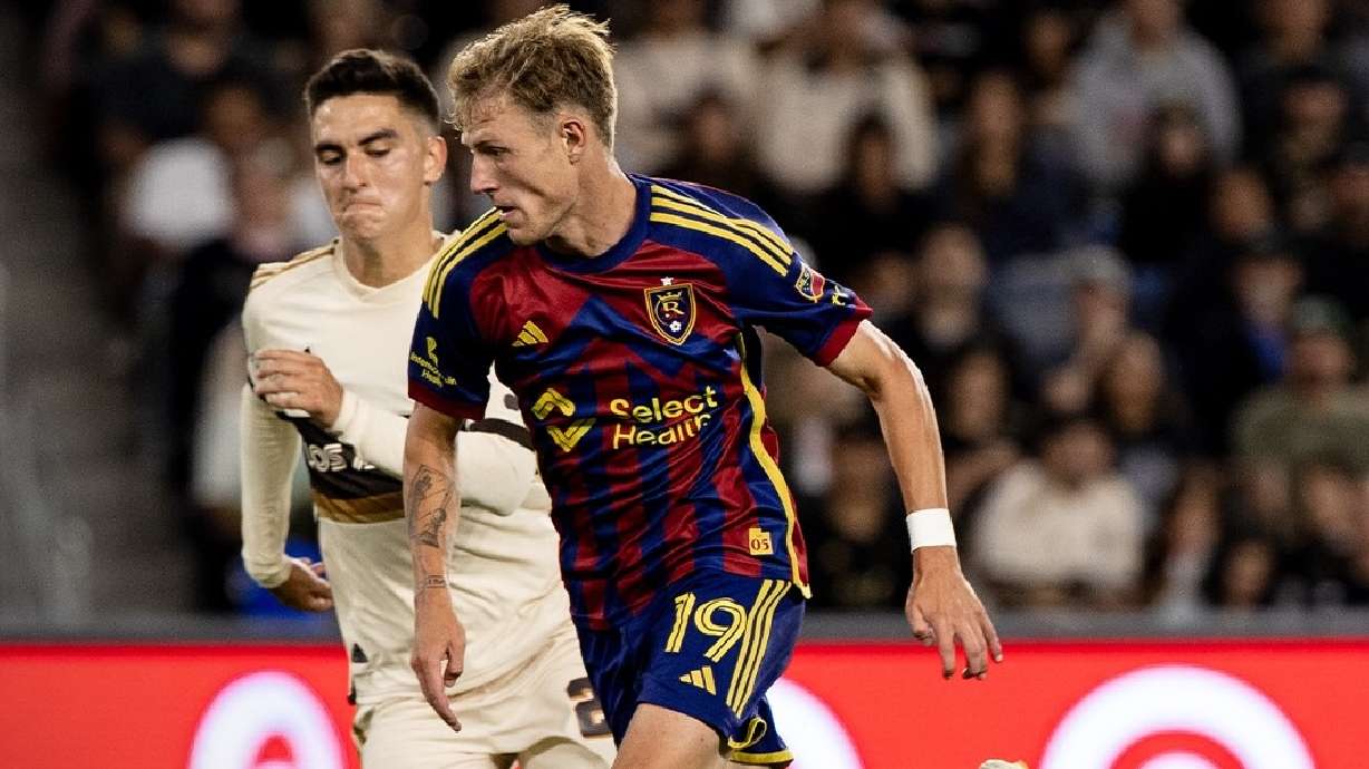 Bode Hidalgo, right, dribbles against LAFC.