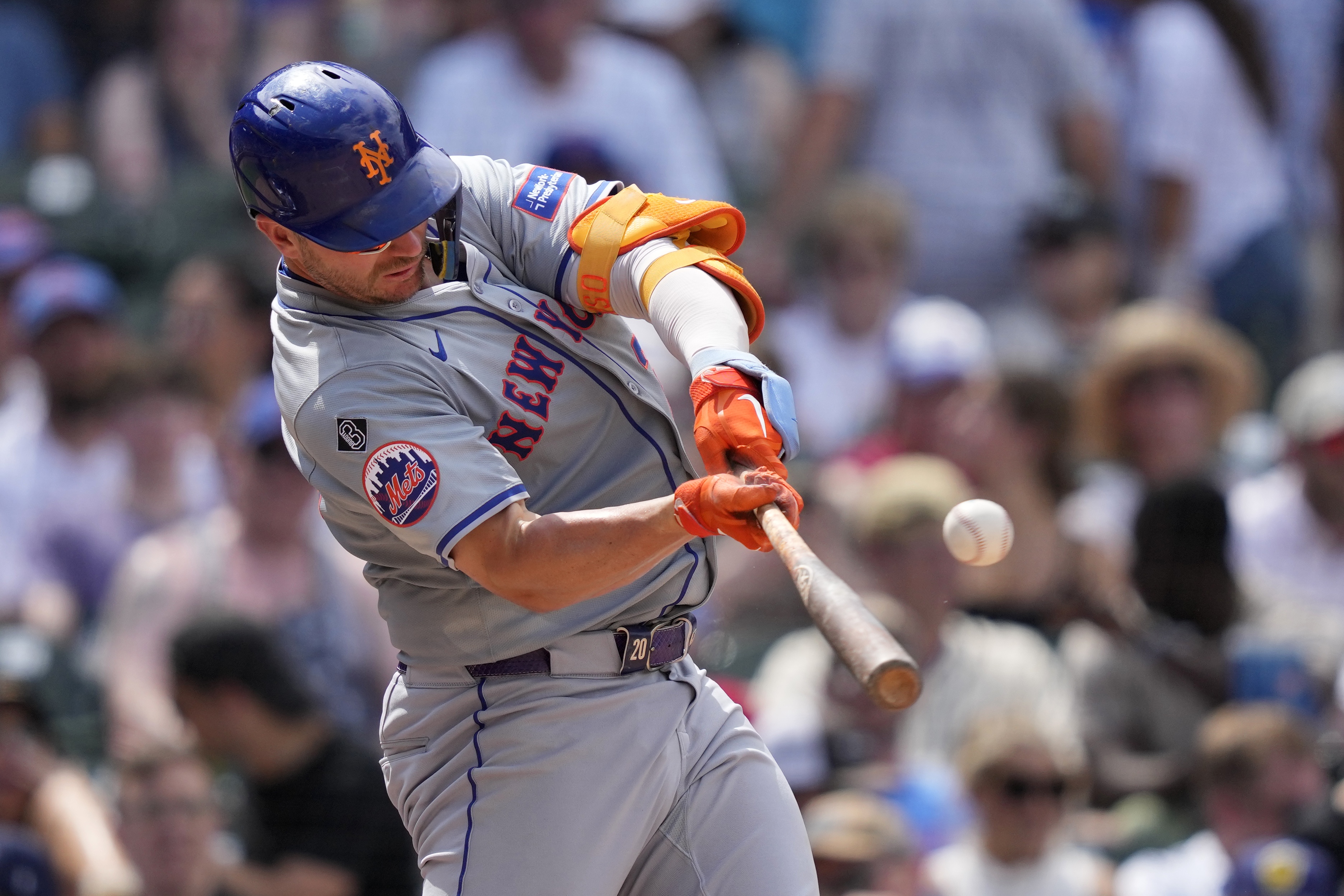 New York Mets' Pete Alonso hits a single in the sixth inning of a baseball game against the Chicago Cubs, Saturday, June 22, 2024, in Chicago. 