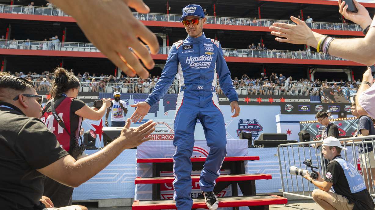 Kyle Larson (17) greets fans during the fan introduction before a NASCAR Xfinity Series street course auto race in Grant Park, Saturday, July 6, 202 4 in Chicago.