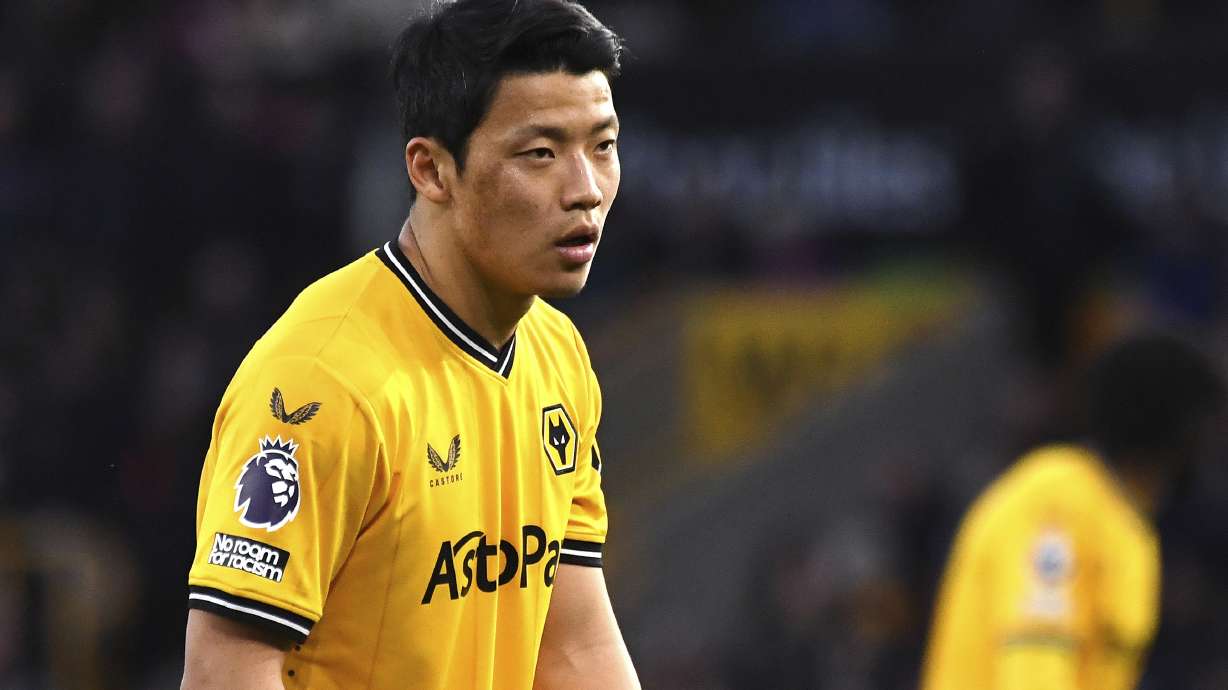 FILE - Wolverhampton Wanderers' Hwang Hee-chan attends the English Premier League soccer match between Wolverhampton Wanderers and Arsenal in Wolverhampton, England, on April 20, 2024. Italian soccer team Como has defended a player who allegedly said Wolves’ South Korean forward Hee Chan Hwang “thinks he’s Jackie Chan” during a pre-season game on Monday.