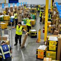 US economic growth increased last quarter to a healthy 2.8% annual rate