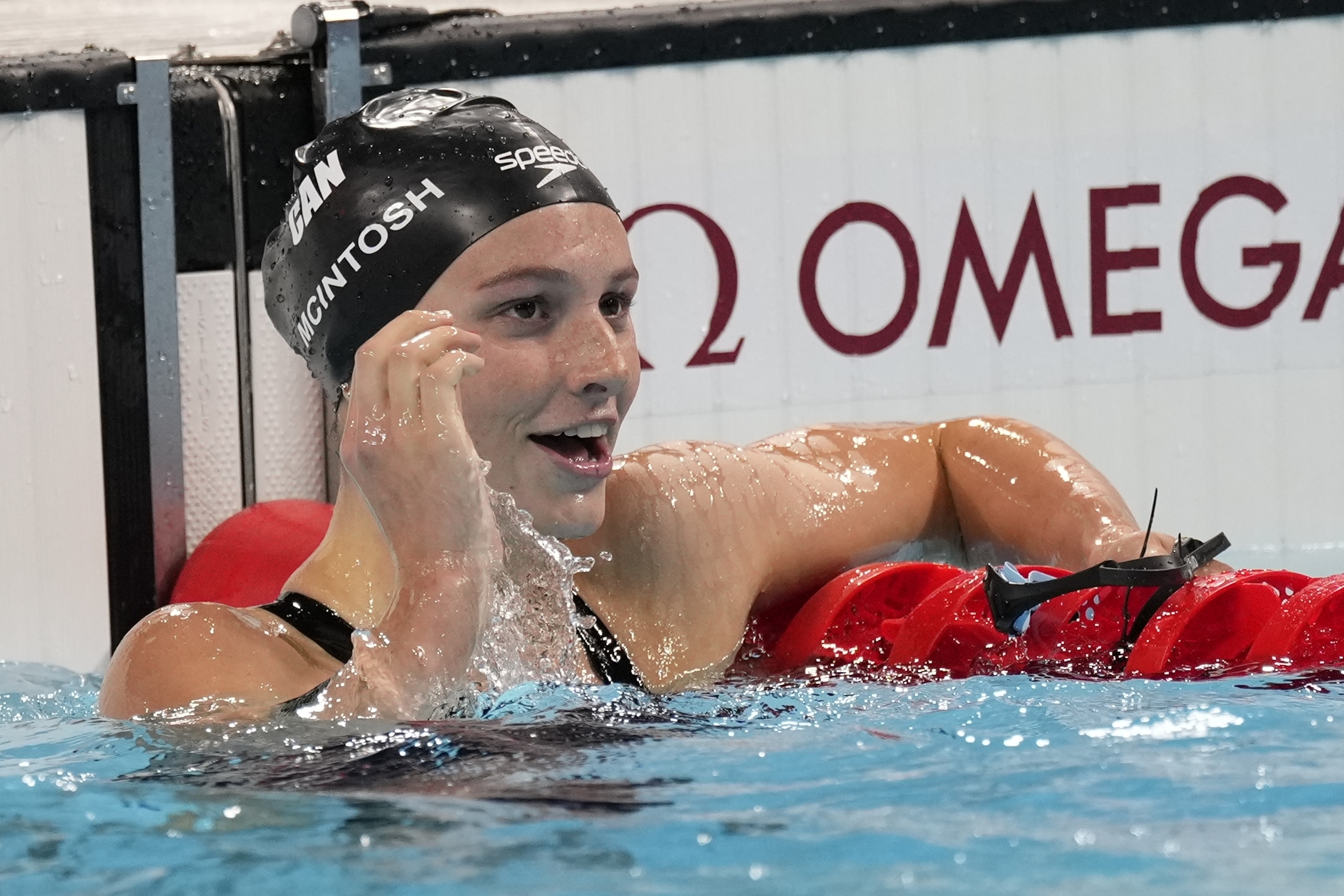 Summer McIntosh, of Canada, celebrates after winning the women's 400-meter individual medley final at the 2024 Summer Olympics, Monday, July 29, 2024, in Nanterre, France.
