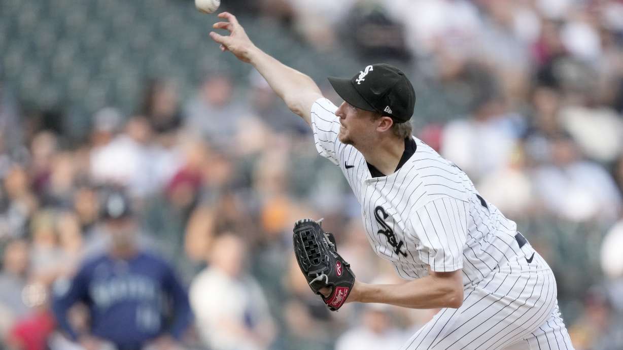 Chicago White Sox starting pitcher Erick Fedde delivers during the first inning of a baseball game against the Seattle Mariners on Saturday, July 27, 2024, in Chicago.