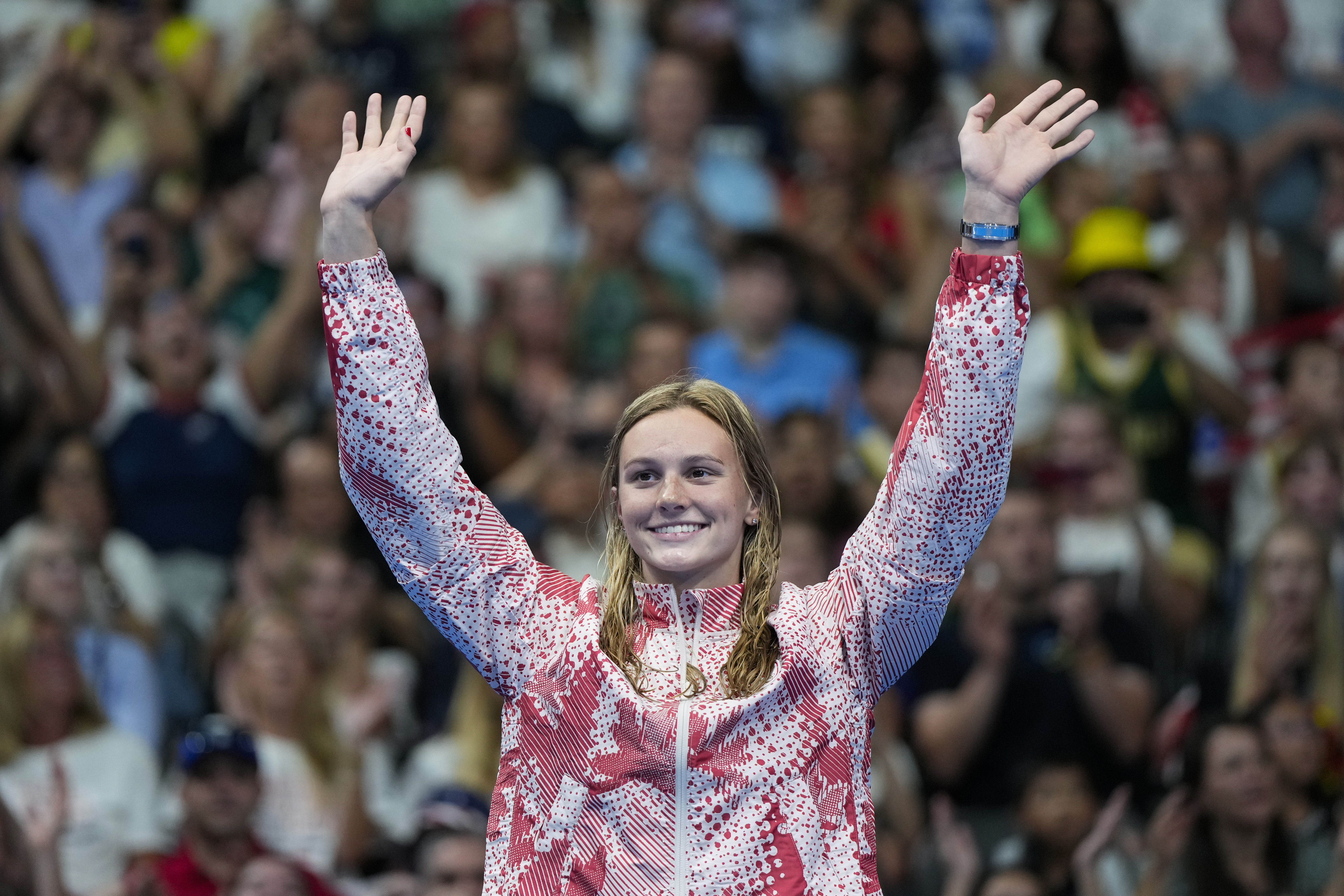 Summer McIntosh, of Canada, waves on the podium after winning the women's 400-meter individual medley final at the 2024 Summer Olympics, Monday, July 29, 2024, in Nanterre, France.