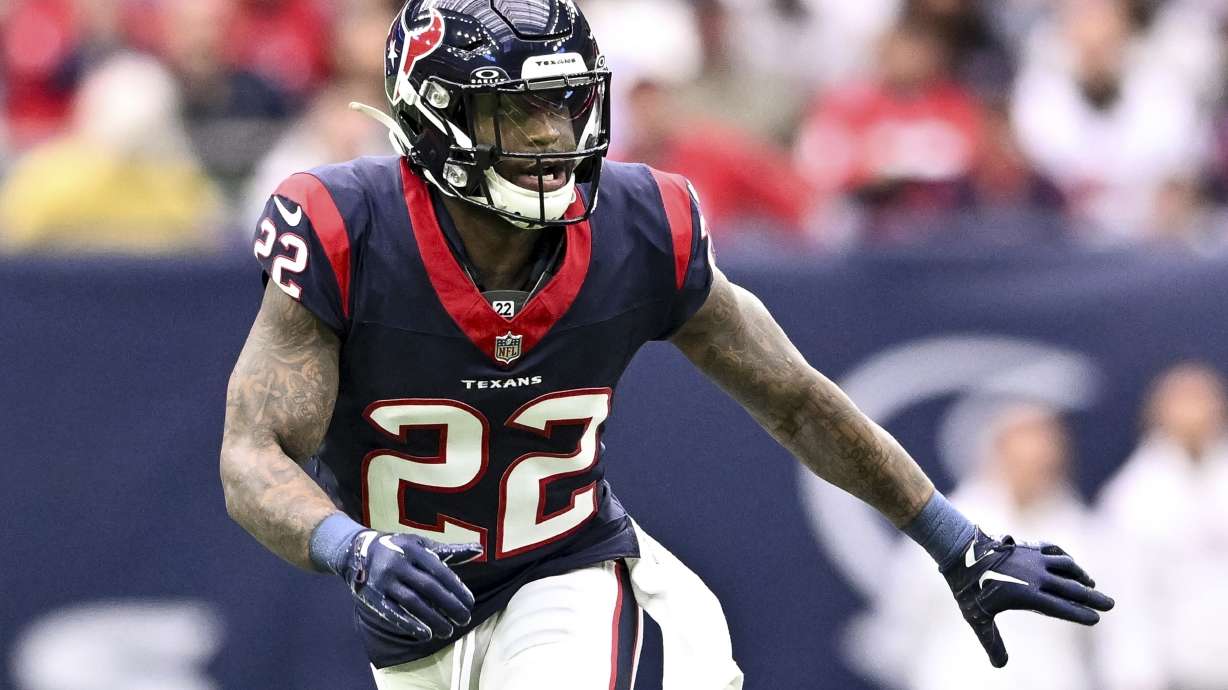 FILE - Houston Texans cornerback Kareem Jackson (22) follows the action Titans during an NFL football game against the Tennessee, Sunday, Dec 31, 2023, in Houston. Buffalo Bills added experience depth to their safety position by signing Kareem Jackson to a one-year contract on Tuesday, July 30, 2024.