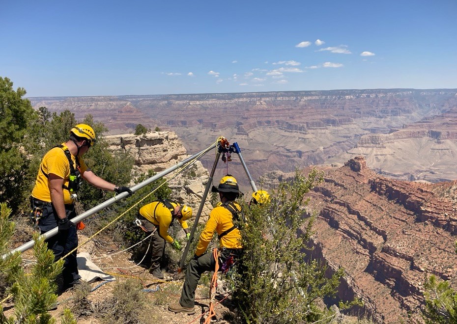 Man dies from 400-foot fall near Grand Canyon South Rim overlook 