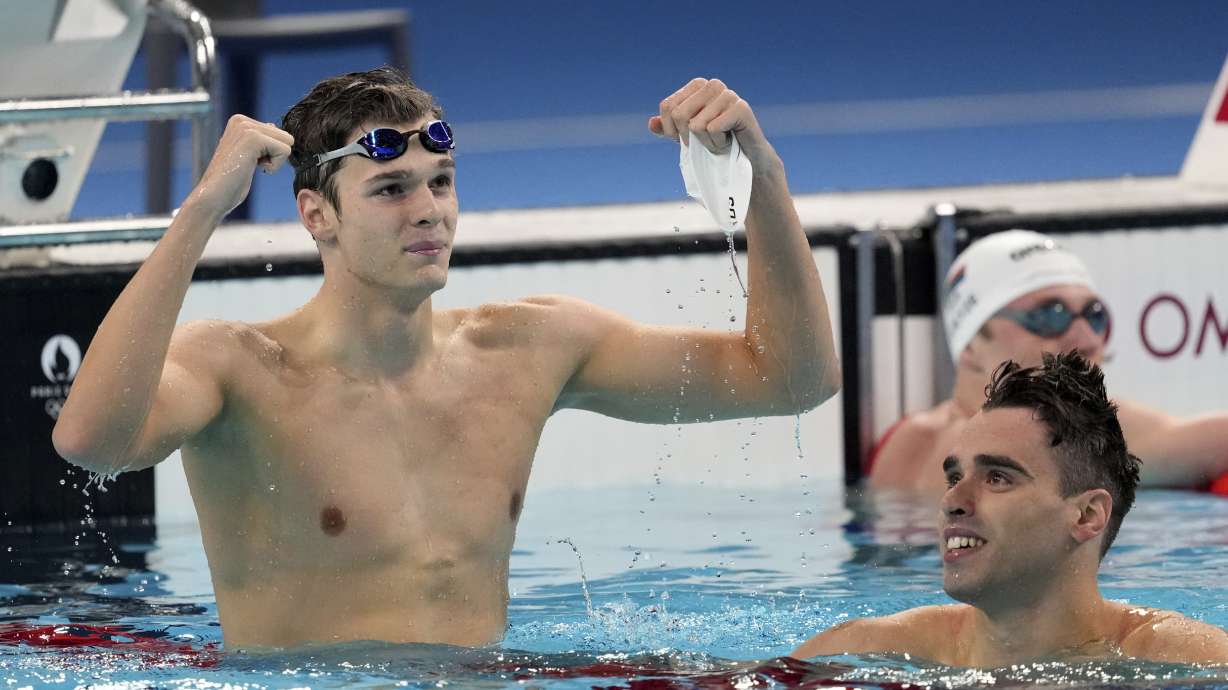 Hubert Kos, of Hungary, celebrates winning the men's 200-meter backstroke final at the 2024 Summer Olympics in Nanterre, France, Thursday, Aug. 1, 2024.