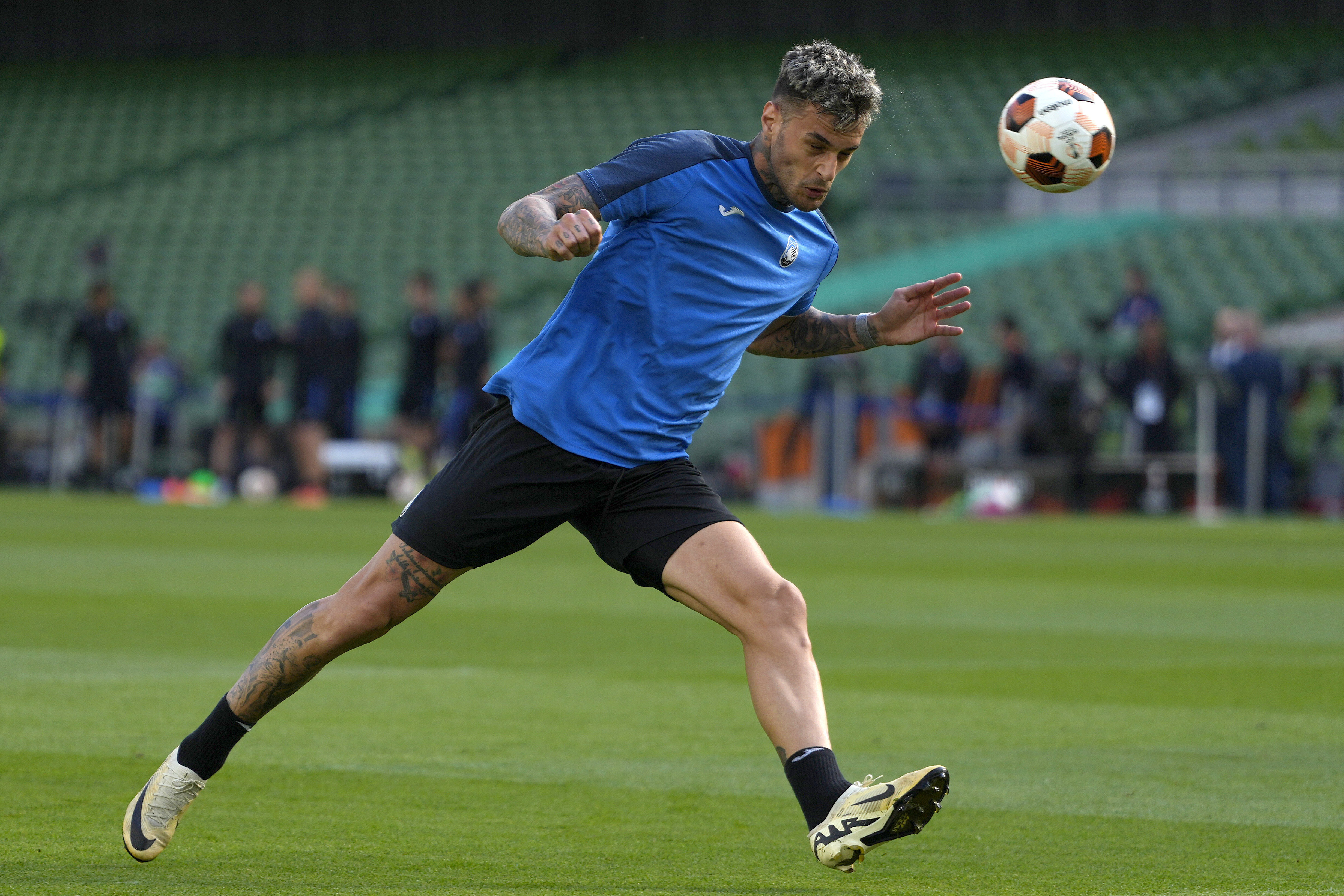 FILE -Atalanta's Gianluca Scamacca heads the ball during a training session one day ahead of the Europa League soccer Final between Atalanta and Bayer Leverkusen at the Aviva Stadium in Dublin, Ireland, May 21, 2024 . , File)