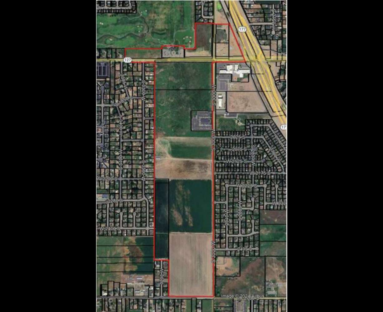 The image shows the area, inside the red lines, that's part of the proposed 169-acre Syracuse WDC Gateway Community Reinvestment Area.