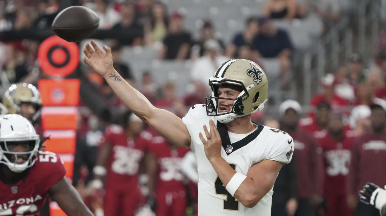New Orleans Saints quarterback Derek Carr (4) passes in the first half of a preseason NFL football game against the Arizona Cardinals, Saturday, Aug. 10, 2024, in Glendale, Ariz.