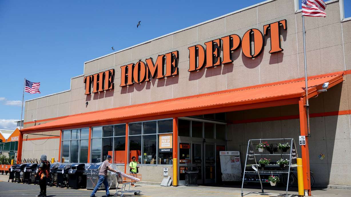 Home Depot says consumers are feeling crummy about the economy, and they're dishing out less on major home renovation projects.