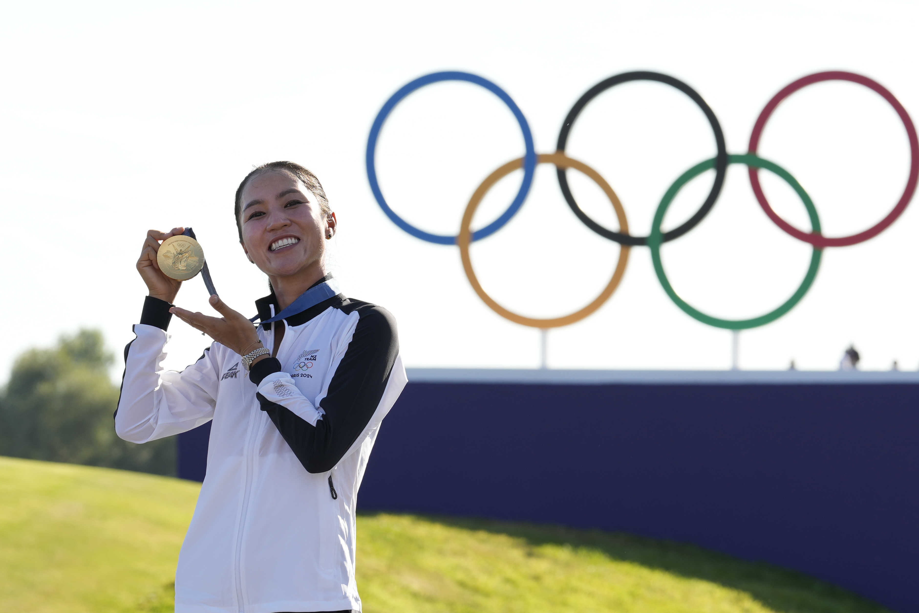 Lydia Ko, of New Zealand, poses for the cameras with her gold medal following final round of the women's golf event at the 2024 Summer Olympics, Saturday, Aug. 10, 2024, at Le Golf National, in Saint-Quentin-en-Yvelines, France.