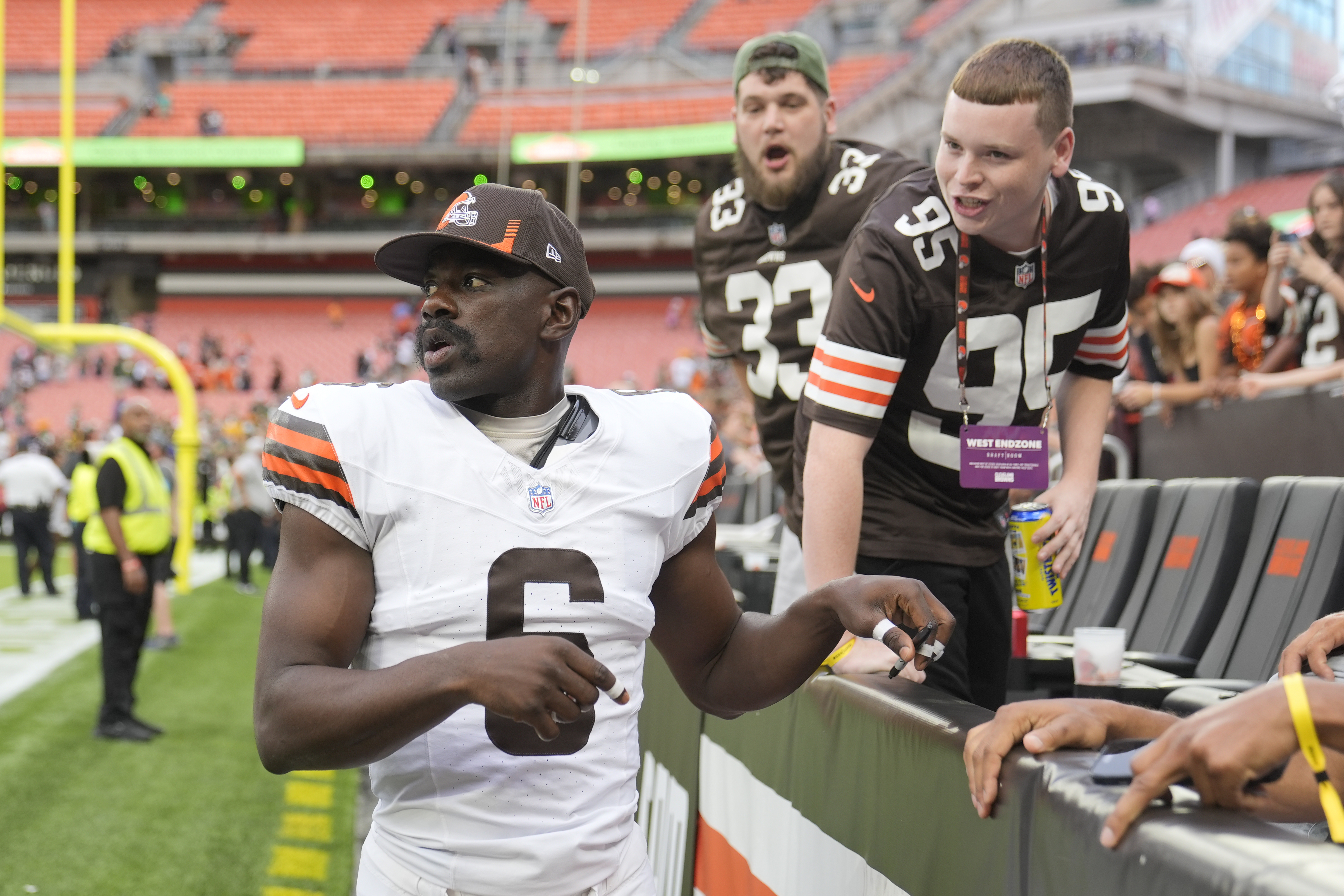 FILE - Cleveland Browns linebacker Jeremiah Owusu-Koramoah greets fans after the NFL preseason football game against the Green Bay Packers, Saturday, Aug. 10, 2024, in Cleveland. 