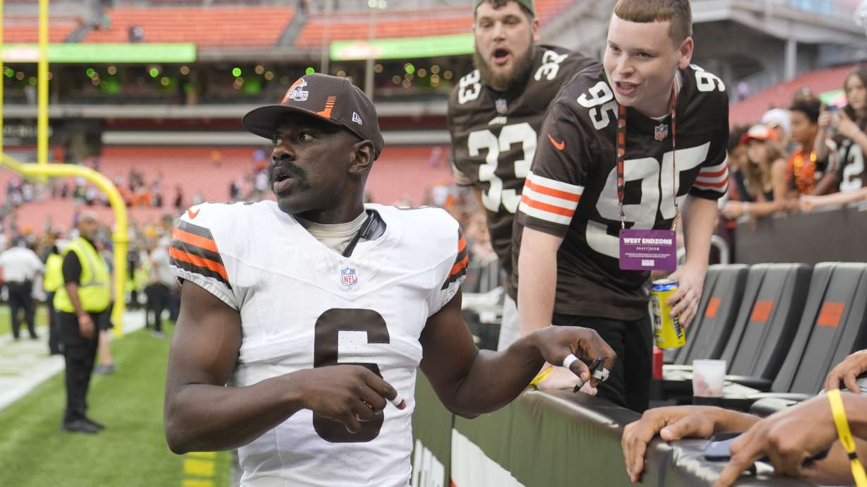 FILE - Cleveland Browns linebacker Jeremiah Owusu-Koramoah greets fans after the NFL preseason football game against the Green Bay Packers, Saturday, Aug. 10, 2024, in Cleveland.