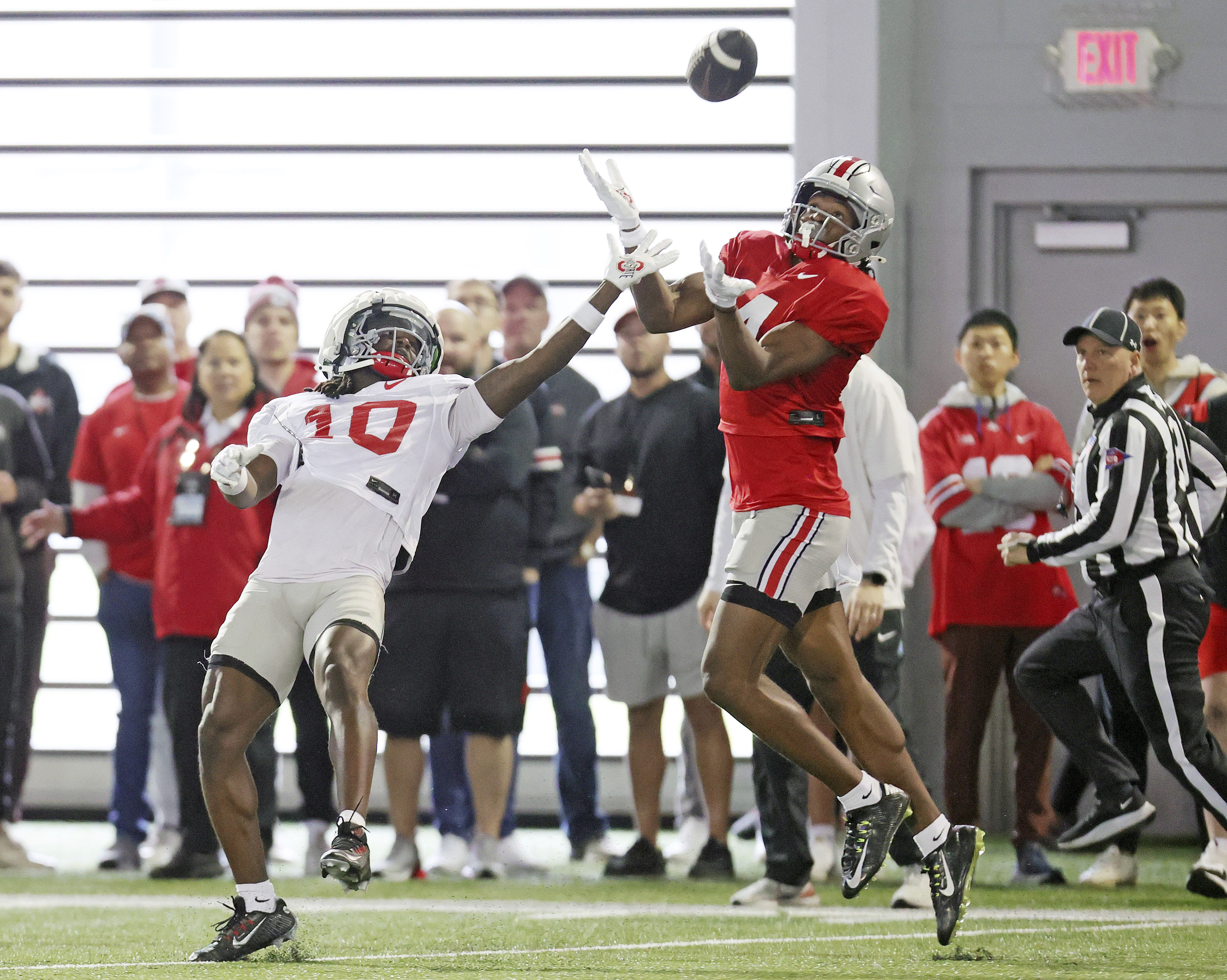 Ohio State University pass-catching prodigy Jeremiah Smith, right, and corner back Jordan Hancock battle for a pass during the NCAA college football team's fan appreciation day workout in Columbus, Ohio, March 29, 2024. /Cleveland.com via AP)