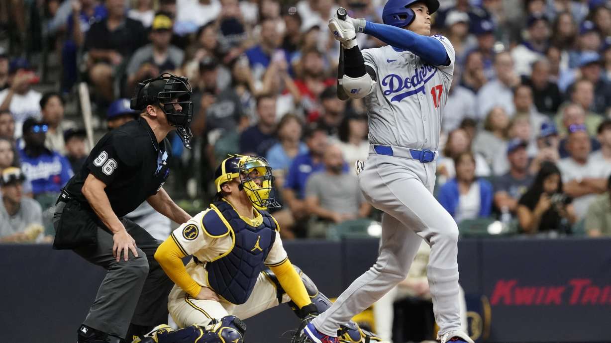 Shohei Ohtani, de los Dodgers de Los Ángeles, batea jonrón solitario durante la tercera entrada del juego de béisbol en contra de los Cerveceros de Milwaukee, el martes 13 de agosto de 2024, en Milwaukee.