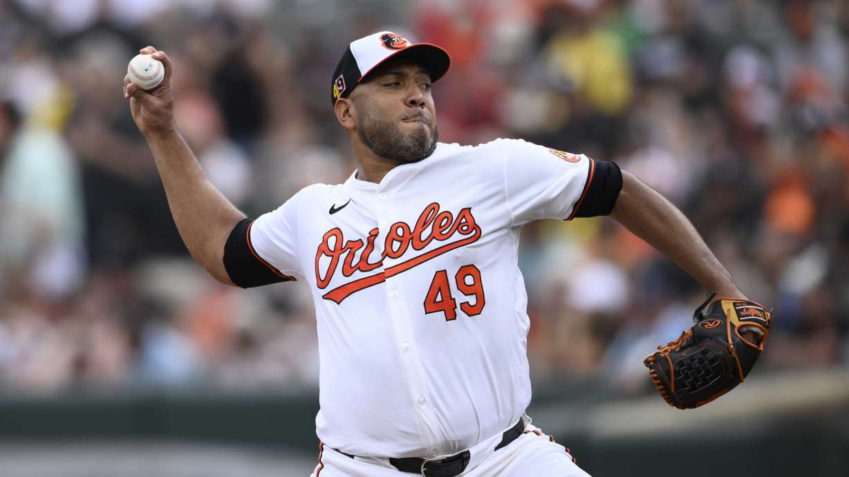 Baltimore Orioles starting pitcher Albert Suarez throws during the second inning of a baseball game against the Boston Red Sox, Sunday, Aug. 18, 2024, in Baltimore.