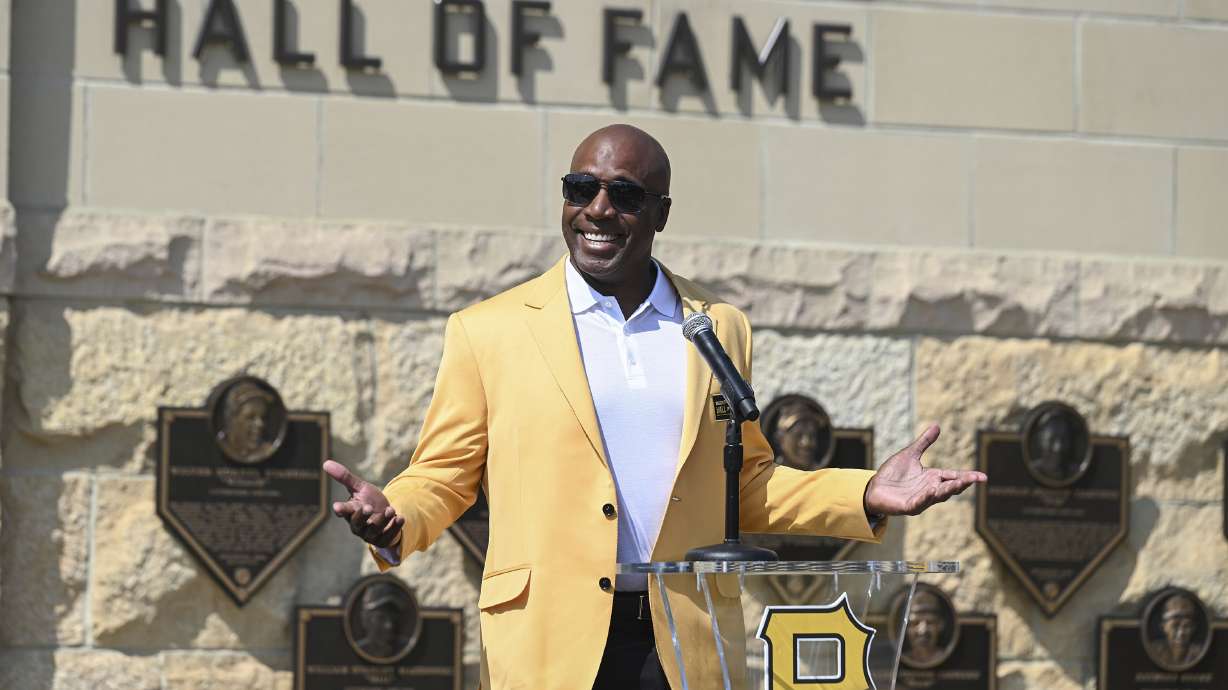 Former Pittsburgh Pirates outfielder Barry Bonds acknowledges the crowd during a ceremony for players that are part of the team's 2024 Hall of Fame class before a baseball game against the Cincinnati Reds in Pittsburgh, Saturday, Aug. 24, 2024.