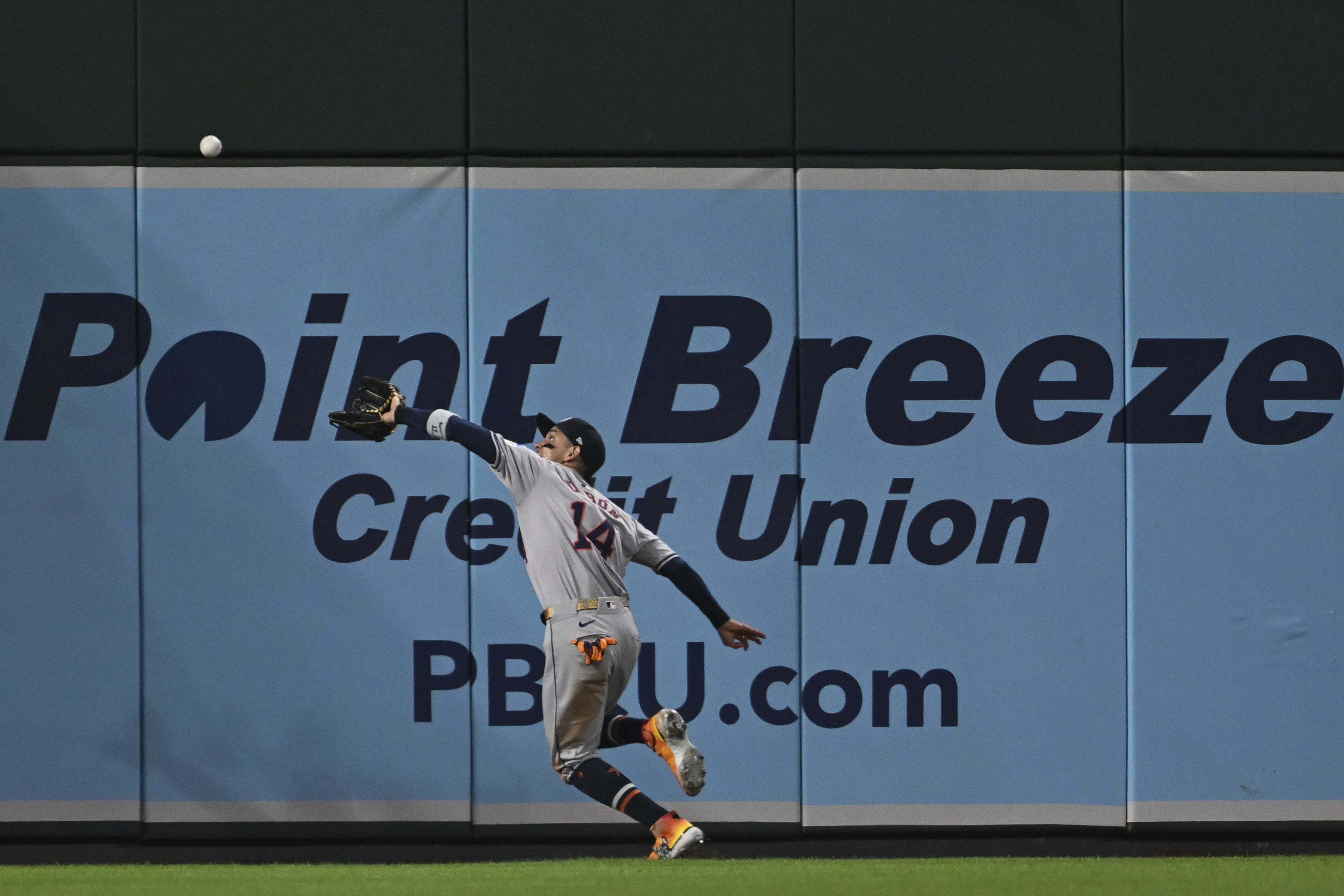 Houston Astros left fielder Mauricio Dubon makes a running catch on a ball hit by Baltimore Orioles' Ramón Urías during the seventh inning of a baseball game, Sunday, Aug. 25, 2024, in Baltimore.