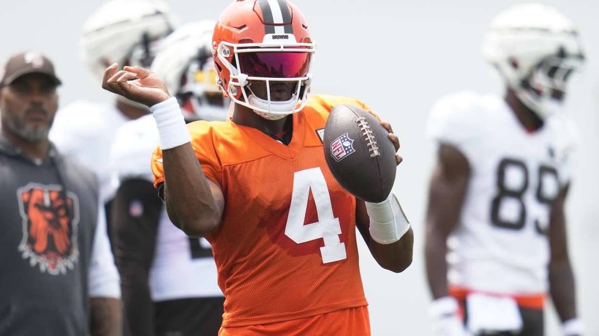 Cleveland Browns quarterback Deshaun Watson (4) simulates a pass during a joint NFL football practice with the Minnesota Vikings, Thursday, Aug. 15, 2024, in Berea, Ohio.