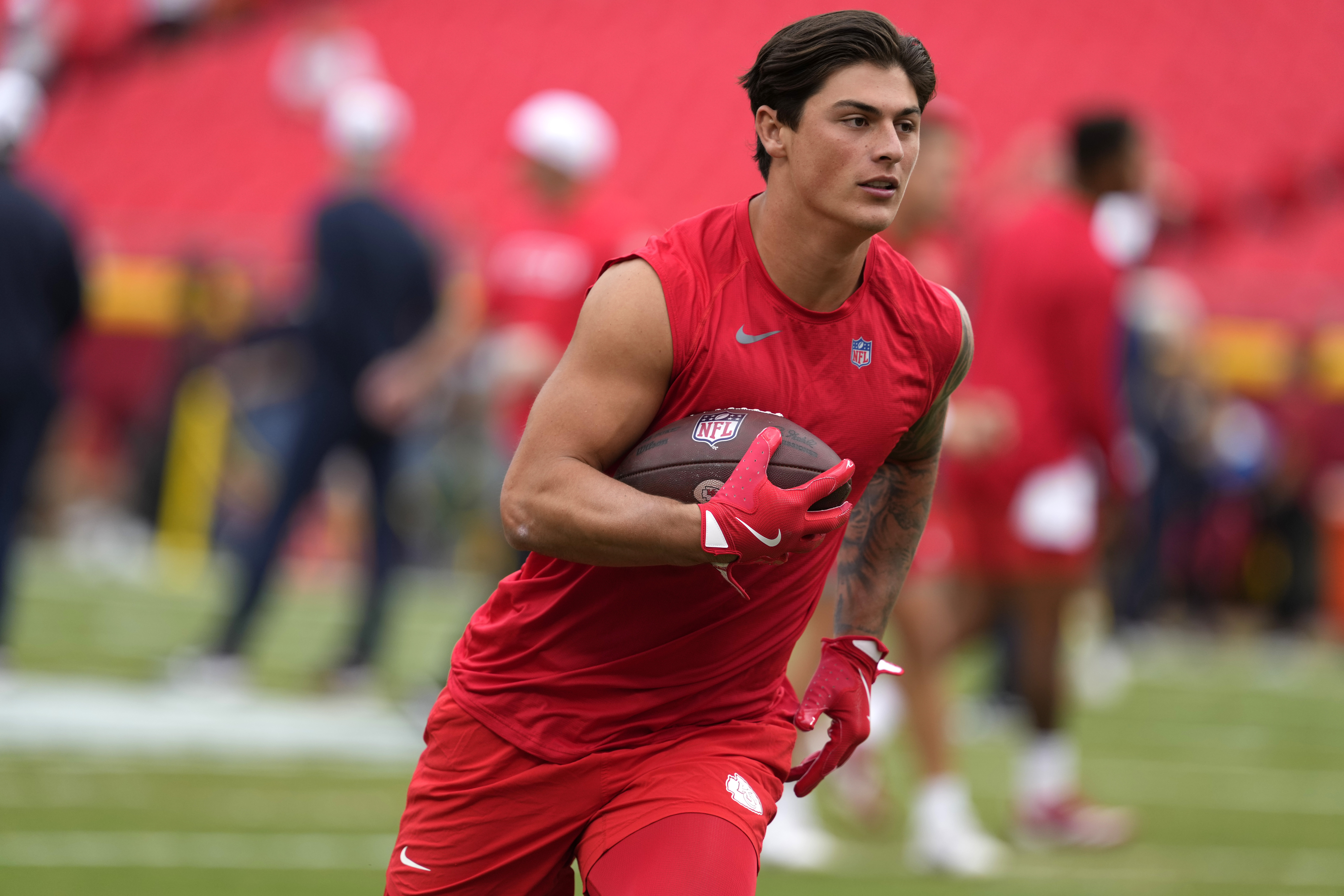 FILE - Kansas City Chiefs running back Louis Rees-Zammit warms up before the start of an NFL preseason football game against the Chicago Bears, Thursday, Aug. 22, 2024, in Kansas City, Mo. 