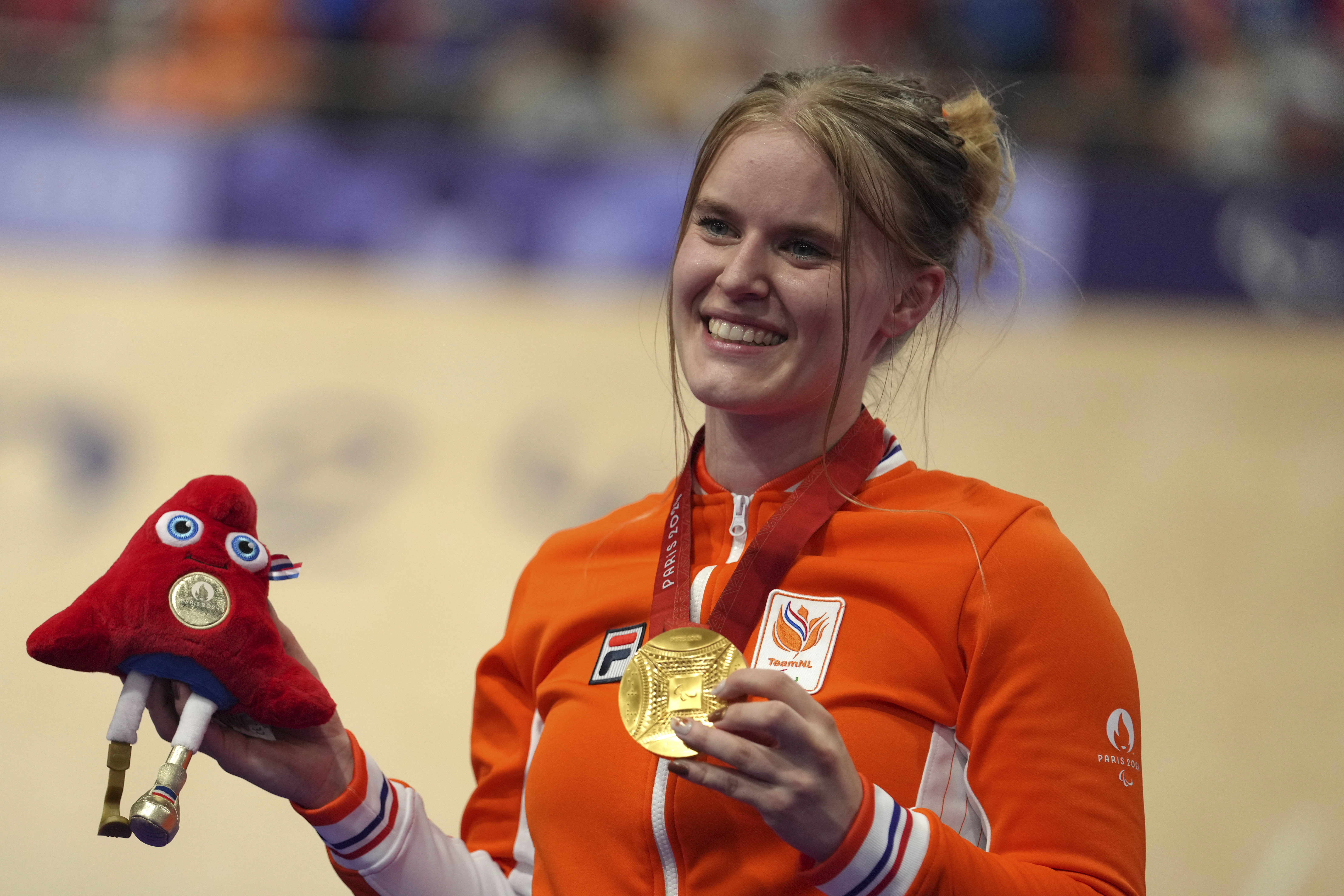 Netherlands' Caroline Groot shows her gold medal after the Women's C4-5 500m Time Trial final, Thursday, Aug. 29, 2024 in Saint-Quentin-en-Yvelines, outside Paris. 