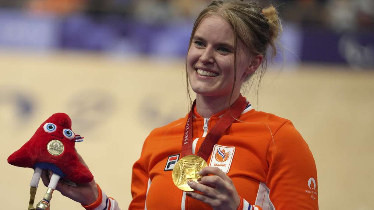 Netherlands' Caroline Groot shows her gold medal after the Women's C4-5 500m Time Trial final, Thursday, Aug. 29, 2024 in Saint-Quentin-en-Yvelines, outside Paris.