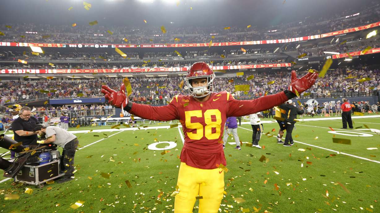 CORRECTS TO SOLOMON TULIAUPUPU INSTEAD OF KALOLO TA'AGA - Southern California offensive lineman Solomon Tuliaupupu (58) celebrates in confetti after the team's win over LSU in an NCAA college football game Sunday, Sept. 1, 2024, in Las Vegas.