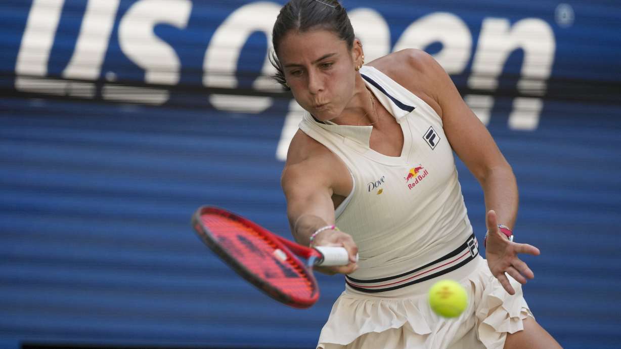 Emma Navarro, of the United States, returns a shot to Paula Badosa, of Spain, during the quarterfinals of the U.S. Open tennis championships, Tuesday, Sept. 3, 2024, in New York.