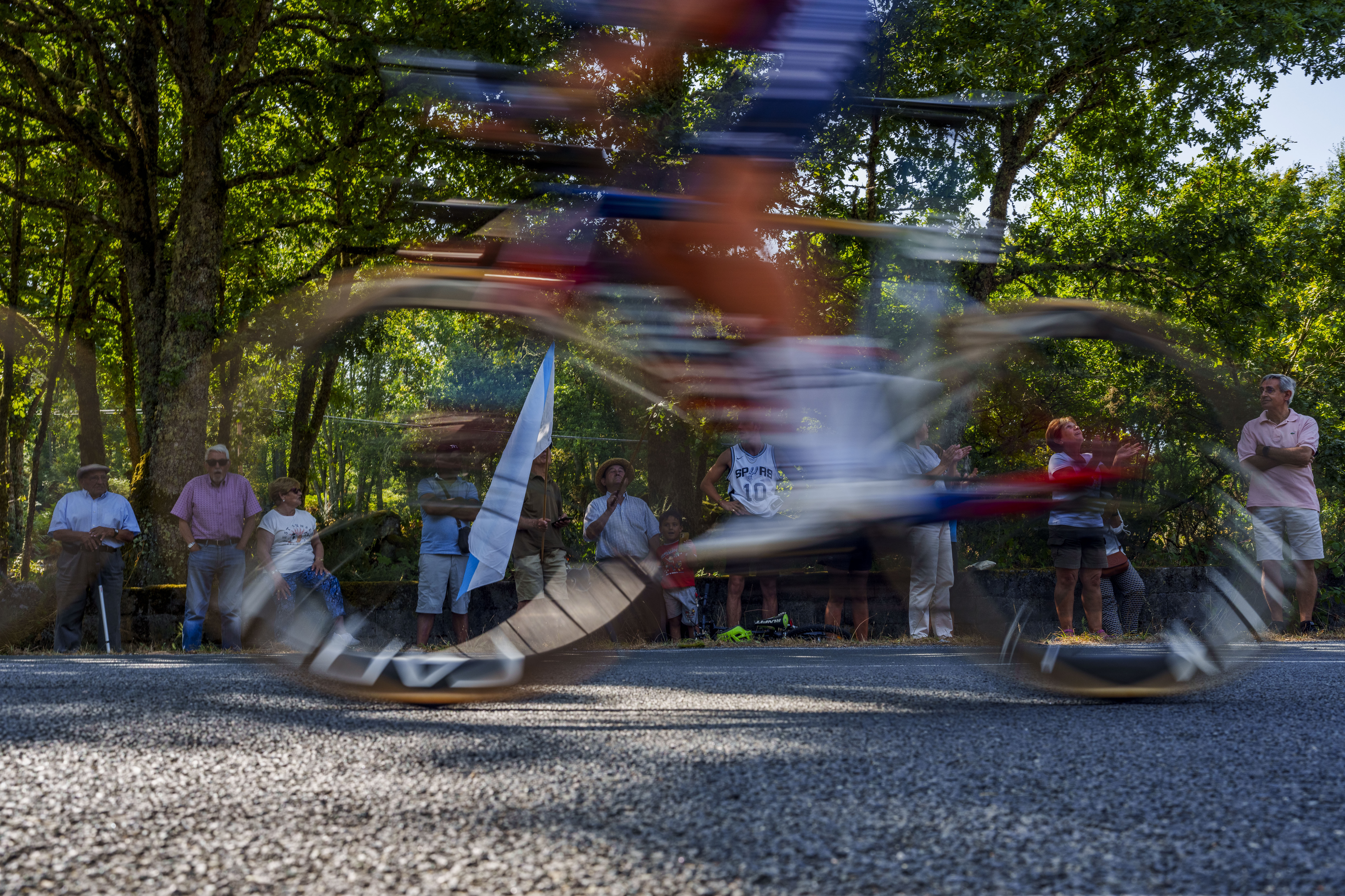 People watch the twelfth stage of La Vuelta between Ourense Termal and Manzaneda Mountain Resort, 137,5 km (85,44 milles) in Parada de Sil, Sorthwest Spain, Thursday, Aug. 29, 2024. 