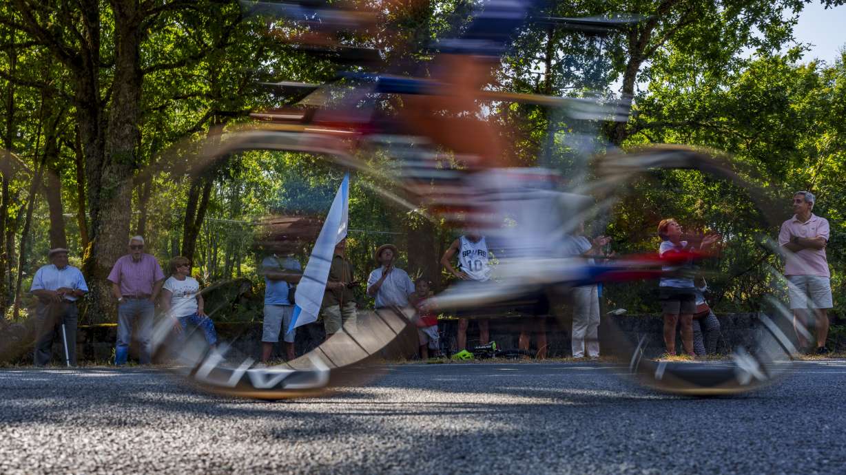 People watch the twelfth stage of La Vuelta between Ourense Termal and Manzaneda Mountain Resort, 137,5 km (85,44 milles) in Parada de Sil, Sorthwest Spain, Thursday, Aug. 29, 2024.