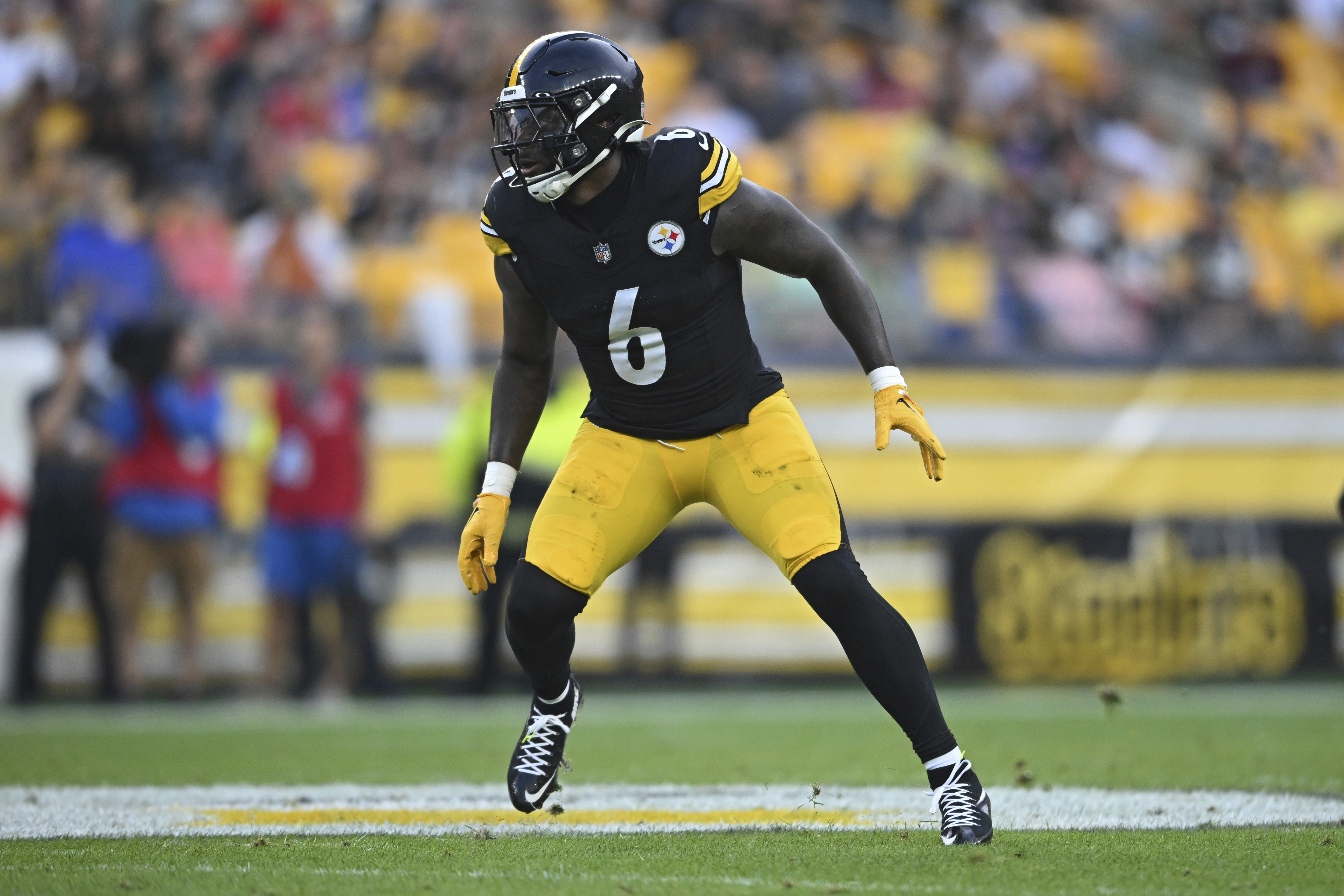 FILE - Pittsburgh Steelers linebacker Patrick Queen (6) drops back during the first half of an NFL exhibition football game against the Buffalo Bills, Saturday, Aug. 17, 2024, in Pittsburgh. 