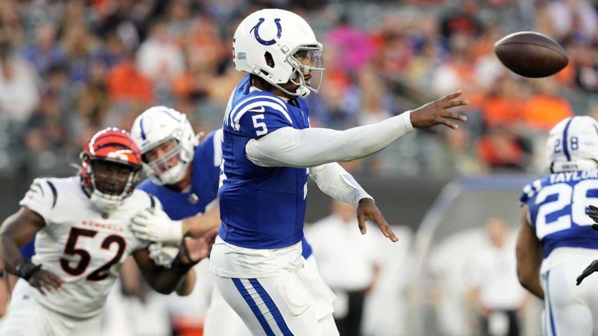 Indianapolis Colts quarterback Anthony Richardson (5) throws a pass during the first half of a preseason NFL football game against the Cincinnati Bengals, Thursday, Aug. 22, 2024, in Cincinnati.
