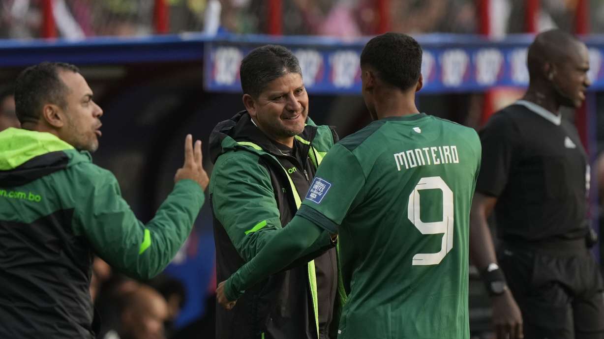 Bolivia's coach Oscar Villegas celebrates with Enzo Monteiro after their fourth goal against Venezuela during a qualifying soccer match for the FIFA World Cup 2026 at the Municipal de Villa Ingenio stadium in El Alto, Bolivia, Thursday, Sept. 5, 2024.