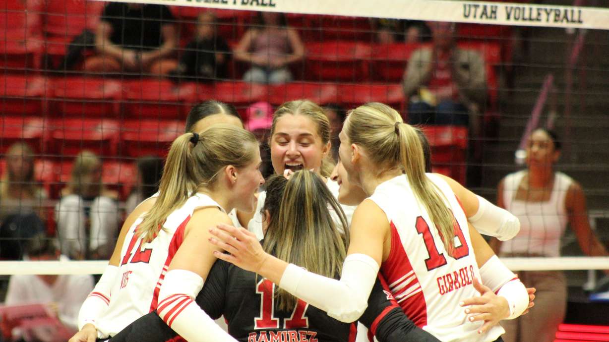 Utah Utes huddle after Kamryn Gibadlo makes a key play.