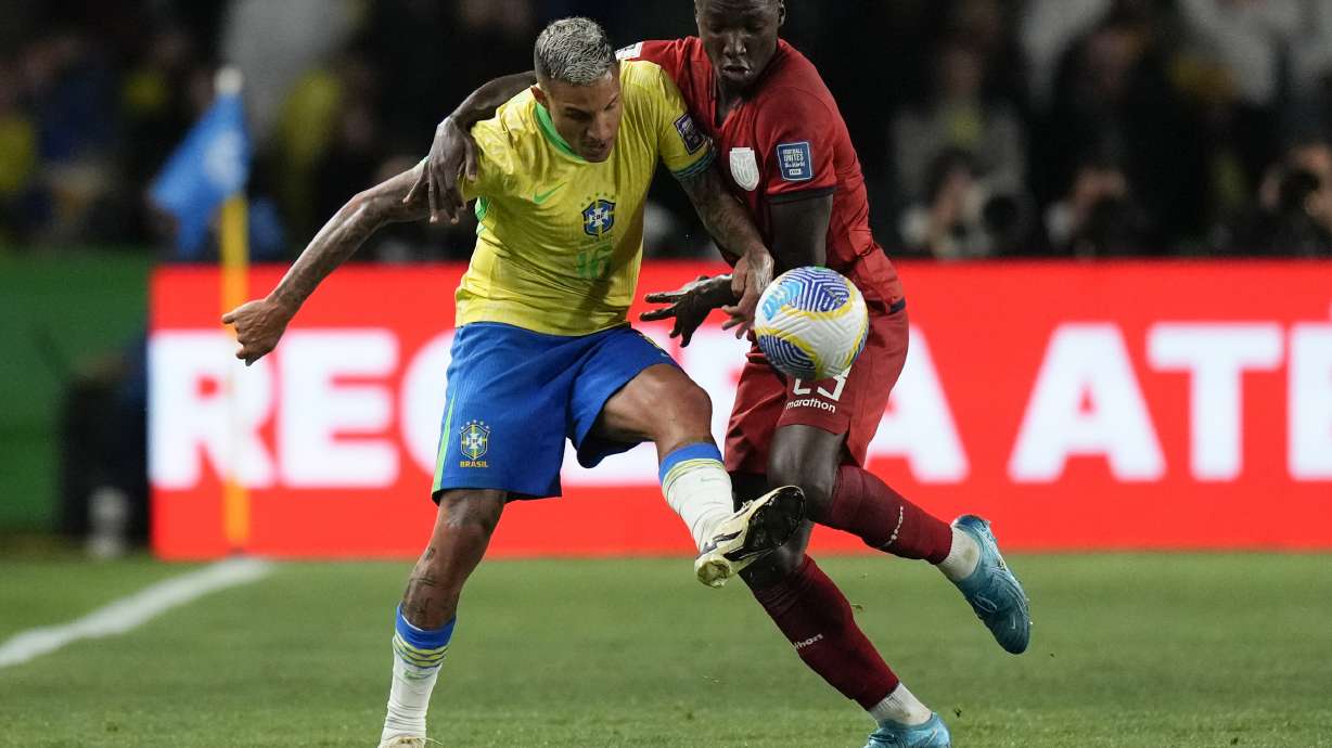 Ecuador's Moises Caicedo, right, and Brazil's Guilherme Arana battle for the ball during a qualifying soccer match for the FIFA World Cup 2026 at Couto Pereira Stadium in Curitiba, Parana state, Brazil, Friday, Sept. 6, 2024.