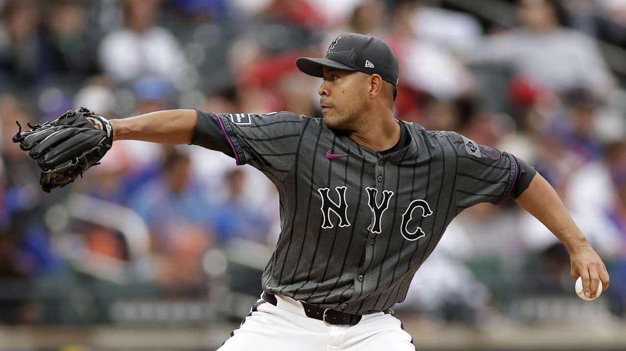 New York Mets' Jose Quintana pitches during the third inning of a baseball game against the Cincinnati Reds Saturday, Sept. 7, 2024, in New York.