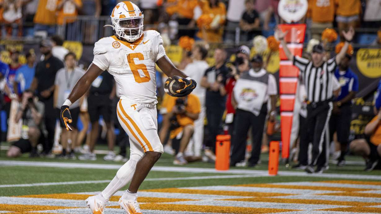 Tennessee running back Dylan Sampson (6) scores against North Carolina State during the first half of an NCAA college football game Saturday, Sept. 7, 2024, in Charlotte, N.C.