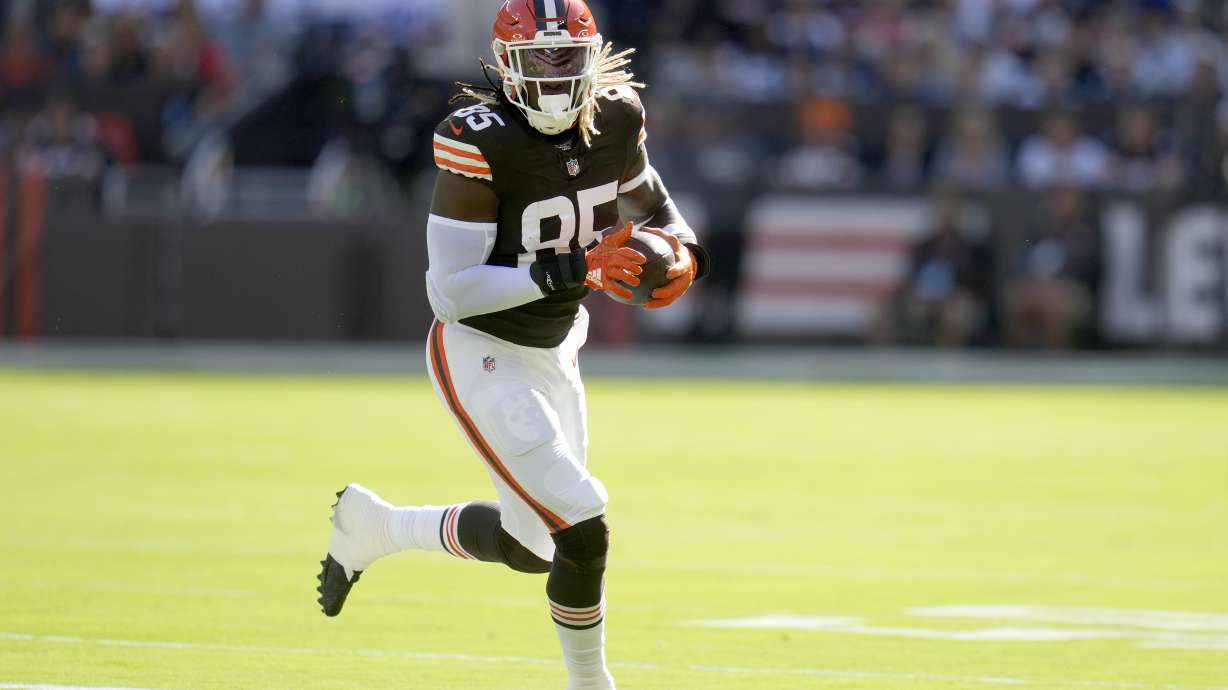 Cleveland Browns tight end David Njoku (85) gains yards as he carries the ball in the first half of an NFL football game against the Dallas Cowboys in Cleveland, Sunday, Sept. 8, 2024.