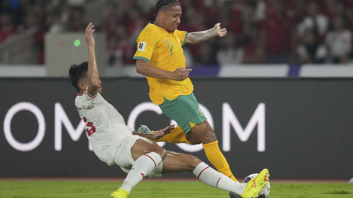 Australia's Samuel Silvera, right, battles for the ball against Indonesia's Rizki Ridho Ramadhani during the FIFA World Cup 2026 qualifier third round Group C Asia soccer match between Indonesia and Australia at Gelora Bung Karno stadium in Jakarta, Indonesia, Tuesday, Sept 10, 2024.
