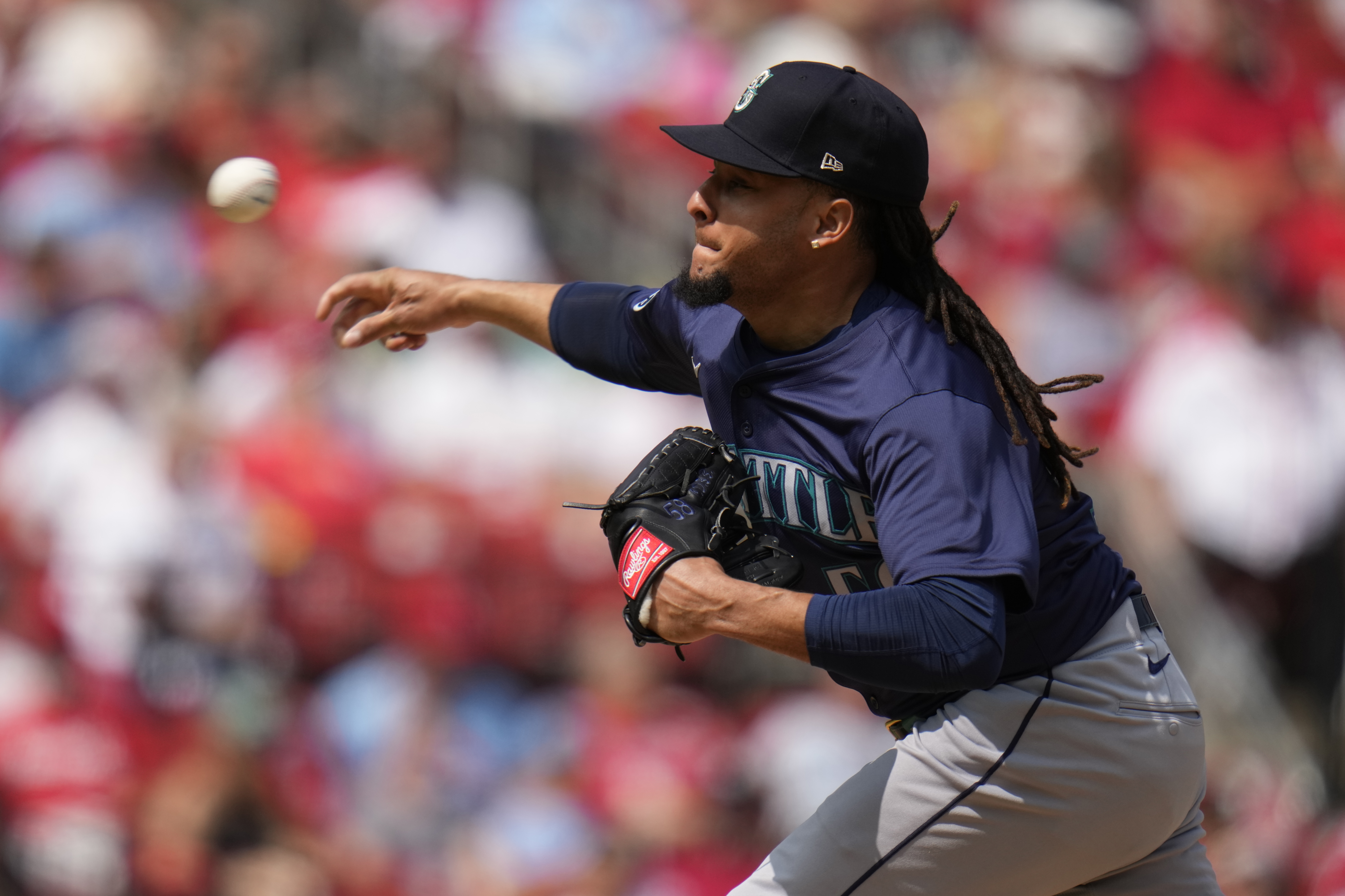 Seattle Mariners starting pitcher Luis Castillo throws during the second inning of a baseball game against the St. Louis Cardinals Sunday, Sept. 8, 2024, in St. Louis.